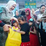 Ketua TP PKK Sumsel Feby Deru Bagikan Makanan Tambahan Bergizi di Posyandu