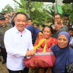 Wagub Sumsel Cik Ujang Serahkan Bantuan Banjir dan Pastikan Jembatan Sungai Menang Dibangun Permanen
