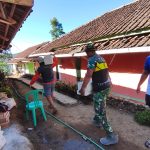 TMMD Ke-129 Kodim 0608/Cianjur: Tim Lanud Atang Senjaya Pasang Bata Hebel Rumah Bapak Angga