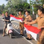 Disnaketrasn bersama Forum HRD MUBA bagikan Bendera Merah Putih Untuk Warga Muba
