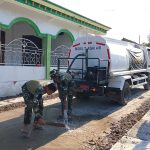 Menjaga Asa di Depan Rumah Ibadah: Kala Satgas TMMD 129 Bojonegoro Setia Merawat Jalan Desa Kesongo