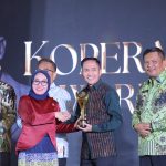 Lanjutkan Cita-cita Bung Hatta, Ratu Dewa Terima Penghargaan Koperasi dari Menteri Koperasi RI