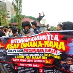 Paripurna DPRD Sumsel Diwarnai Aksi Demo, Masa Pertanyakan Keputusan Anggaran Yang Terburu buru