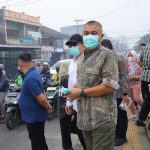 Cegah Dampak Buruk Kualitas Udara, Pemkot Palembang Bagikan 15.000 Masker di Persimpangan Jalan
